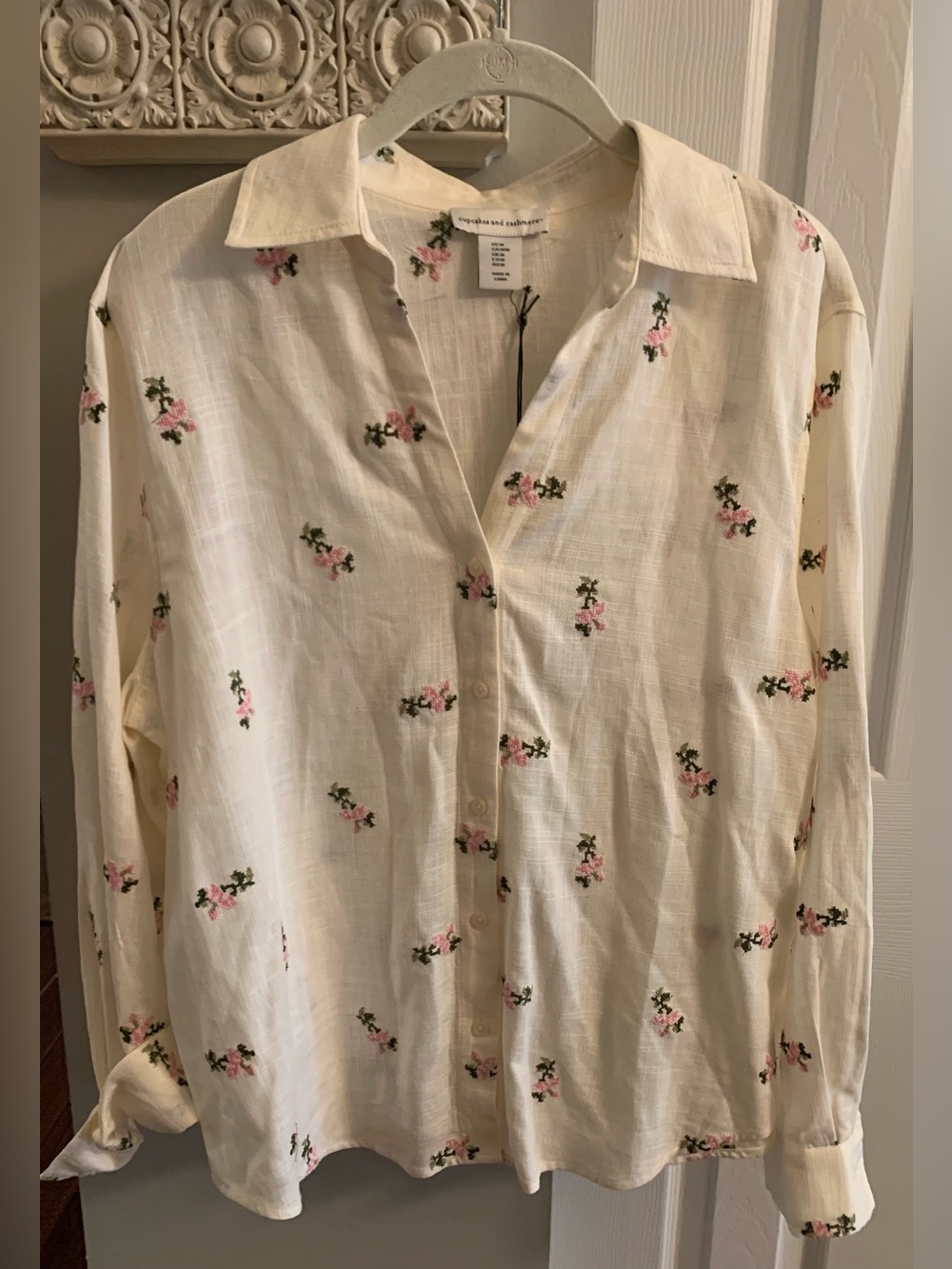cupcakes & cashmere Cream Linen Blend Top with Pink Embroidered Flower - M